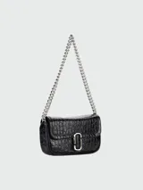 Bandolera negra de cuero con textura de cocodrilo, correa de cadena plateada y cierre con logo plateado.