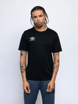 Remera deportiva negra de poliéster con logo de Umbro estampado en blanco en el pecho.