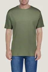 Remera color verde militar de corte clásico, con manga corta y tejido de algodón.