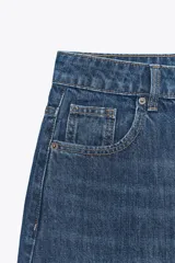 Pantalón de jean azul de corte ancho, tiro alto y efecto lavado.
