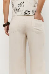 Pantalón de corte ancho color beige con textura acanalada.