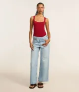 Body musculosa sin costuras color blanco, con escote cuadrado, textura acanalada y cierre inferior con broches.