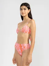 Conjunto de bikini con estampado animal print en tonos marrón y negro. El corpiño es de triángulo con tirantes finos y la bombacha es de tiro alto.