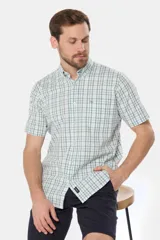 Camisa de manga corta con estampado a cuadros en tonos verde y blanco. Confeccionada en algodón. Hecho en Uruguay.