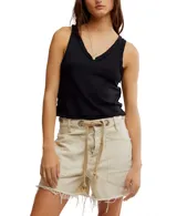 Musculosa negra con cuello en V.