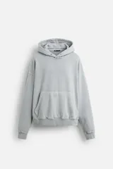 Sudadera con capucha color gris claro, corte boxy fit, manga larga, bolsillo tipo canguro y estampado en la espalda.