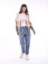 Saco tipo cárdigan largo, color beige con bloques de color gris y arena.
