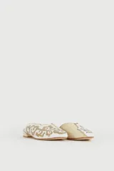 Zueco de cuero beige con detalles bordados en plateado dorado, diseño elegante y cómodo.