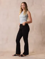 Jegging azul oscuro marca Zac & Rachel con pretina elastizada, bolsillos delanteros y traseros, y terminación bootcut.