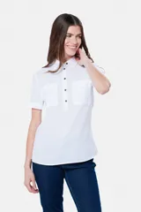 Camisa blanca de lino y algodón, con cuello clásico, mangas cortas y cierre frontal parcial con botones.