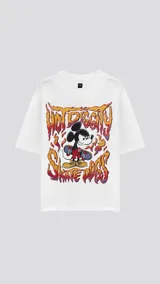 Remera blanca de algodón con cuello redondo y calce oversize. Estampado en la espalda de Mickey Mouse andando en skate con llamas y texto "Hot Diggity Skate Dogs".