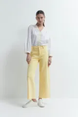 Jean culotte color amarillo con corte amplio y sin estampado.