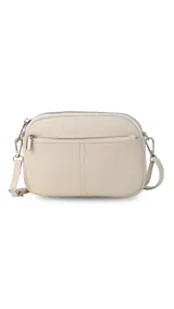 Bandolera pequeña color negro, de material símil cuero, con correa fina y herrajes plateados.