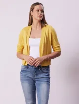 Cardigan tejido color beige, manga corta con apliques de botones.