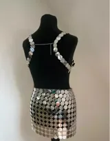 Top plateado con lentejuelas espejadas, talle único regulable en la espalda. Contorno máximo 100 cm y largo 45 cm.