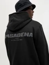 Buzo con capucha negro, de manga larga y corte relajado. Tiene bolsillo tipo canguro, puños de canalé y estampado en la espalda con la palabra "Pasadena" y otros textos.