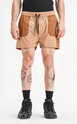 Short de baño color beige con detalles en marrón, calce regular, elástico en la cintura, cordón para ajustar y cuatro bolsillos.