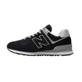 Championes urbanos New Balance modelo ML574EVB, color negro con detalles en gris y blanco, confeccionados en gamuza y malla, con logo "N" característico en los laterales y entresuela ENCAP.