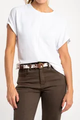 Blusa blanca de poliéster con calce oversize.