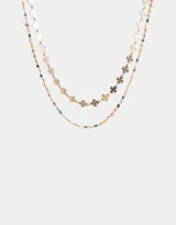 Set de dos collares dorados, uno con dijes de trébol y otro con cuentas esmaltadas de colores.
