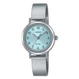 Reloj analógico CASIO con caja plateada de acero inoxidable, esfera celeste con números arábigos y correa de malla de acero plateada.