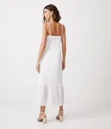 Vestido largo blanco de algodón con tirantes finos, escote cuadrado, detalles de laise en escote y ruedo, y lazo trenzado para atar en la cintura.