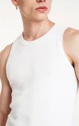 Musculosa blanca de tela Morley con corte slim-fit.