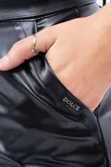 Short de cuero negro con diseño fitted y bolsillos frontales.