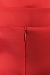 Vestido corto rojo de escote recto y hombros descubiertos, con forro interior tipo shorts y cierre trasero con cremallera oculta.