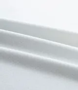 Remera deportiva blanca de poliéster y elastano, con cuello redondo, manga corta y estampa degradé.