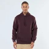Buzo con capucha color borgoña, de corte clásico, con bolsillo tipo canguro y cordones ajustables.