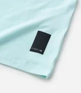 Remera deportiva celeste de poliéster y elastano, con cuello redondo, mangas cortas y tecnología dry fit.