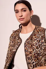 Chaleco acolchado con estampado animal print de leopardo, con cuello redondo y cierre frontal con botones a presión.