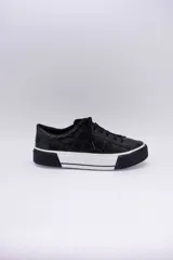 Zapatillas bajas color marrón con textura simil cuero de cocodrilo, cordones al tono y suela de goma blanca con detalle marrón.