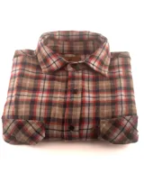 Camisa de viyela a cuadros rojos y negros, de manga larga y corte clásico.