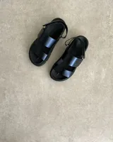 Sandalias con plataforma color marrón con textura de piel de reptil, con dos tiras anchas sobre el empeine y tira trasera ajustable.