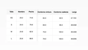 Minivestido color crema con textura de lunares, escote en V, corte en la cintura con detalle de encaje y falda con volados. Sin mangas.