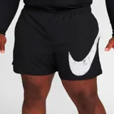 Short deportivo negro de hombre, marca Nike, modelo Dri-Fit Challenger Swoosh, con logo grande en blanco en la pierna derecha.