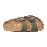 Sandalias Birkenstock modelo Arizona, color gris, con doble tira y hebillas ajustables color cobre.