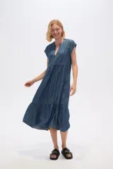 Vestido midi de lyocell color azul denim, con cuello en V, mangas cortas con volados y corte escalonado.