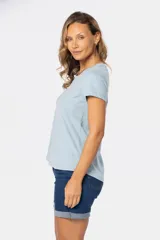 Remera de manga corta con cuello redondo, confeccionada en tejido suave de color celeste jaspeado.