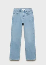 Pantalón de jean celeste de corte recto, tiro medio, con cinco bolsillos y cierre frontal con cremallera y botón.