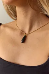 Collar dorado con cadena fina y dije colgante en forma de lágrima de piedra natural azul con vetas blancas.