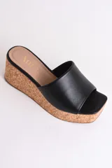 Sandalia negra de cuero con plataforma de corcho, taco de 6.5 cm y plantilla cuadrada.
