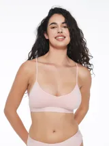 Top deportivo negro con breteles finos y espalda estilo nadador. Elástico ancho en la base con logo de la marca. Sin aro ni relleno.