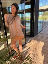 Sweater celeste de tejido fino de viscosa, con detalle de tira vertical de cuero ovino color camel en el centro. De corte holgado y manga larga.