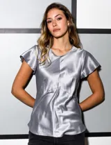 Blusa color naranja óxido de satén, marca Alex & Lili. Manga corta amplia con volados. Corte bajo el busto. Espalda con abertura ojal y botón.