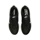 Championes de running Nike Vomero 18, color negro con detalles en blanco.