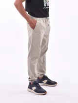 Pantalón jogger gris oscuro con cintura elástica ajustable con cordón y puños elásticos en los tobillos.