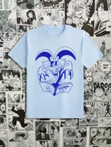 Remera celeste con estampado azul de un monstruo leyendo un libro que dice "TOON WORLD".